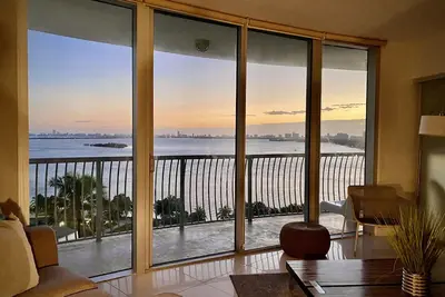 Image de @komuna_Miami Water views 2 bedroom with balcony