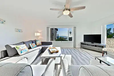 Image de Sunny condo with gorgeous ocean & pier views & covered parking - walk to beach