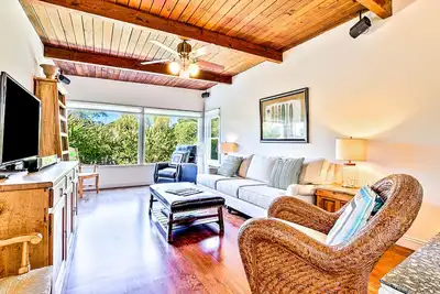 Image de Lovely Family Home, Private Yard, Walk to Beach + More
