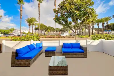 Image de Newport home with great outdoor living & short walk to sand