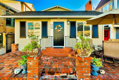 Image de Balboa Beach Home w/ Outdoor Space, Walk to Water, Dining + More