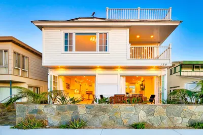 Image de Beautiful family home with stunning views & rooftop deck