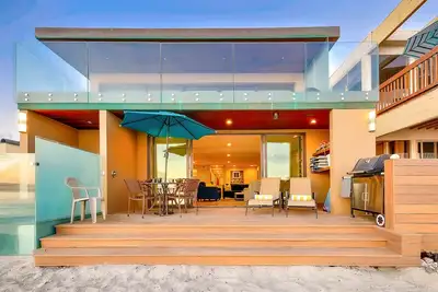 Image de Amazing oceanfront home with inviting deck, privacy, & outdoor living