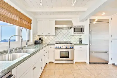 Image de Beautiful oceanfront home with deck & private road - on the sand