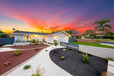Image de Beautiful Beach Getaway, Water Views, Walk to Ocean + Dining