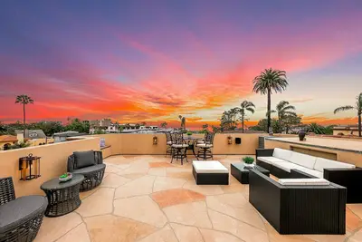 Image de Luxe, Remodeled Tuscan Home with Roof Deck & Courtyard - Walk to the Beach