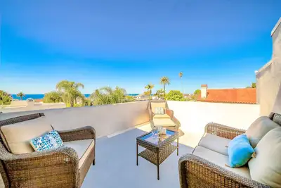 Image de 3-Story home w/gas grill, multiple decks, great location, Ac