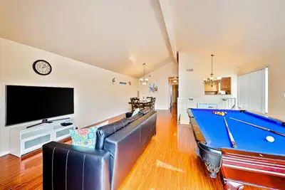 Image de 2-Story Home w/Pool Table, Balcony, Gas Grill, & Great Location near the Ocean