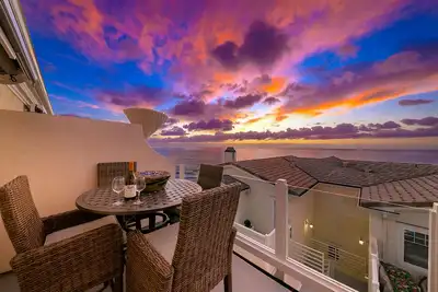 Image de 2-Story Townhouse, Ocean View Deck, Fireplace - Walk to Beach, E-bikes for rent