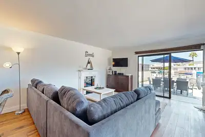 Image de 2-story home with bayfront back deck, lovely water views & W/D - dog-friendly