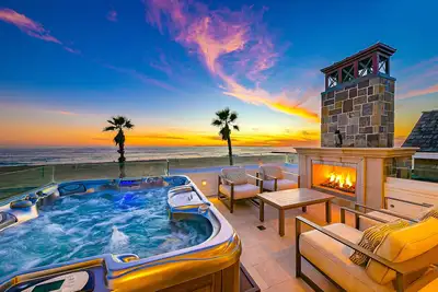 Image de Beachfront home with amazing views, hot tub, outdoor fireplace & garage parking