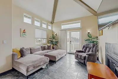 Image de Two-story duplex near the beach with gas grill, balcony, great views, & WiFi