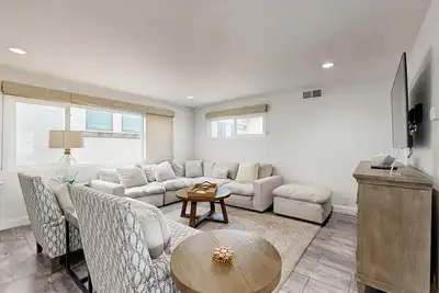 Image de Snowbird-friendly home with great location near the ocean, washer/dryer, & WiFi