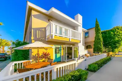 Image de 2-Story Newly Remodeled Home w/Private Patio, Great Location, Fireplace, WiFi