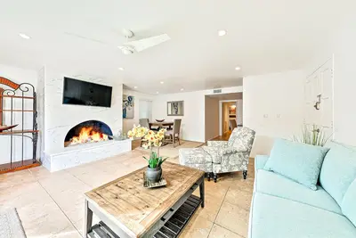 Image de Newly Renovated condo near the Beach w/Fireplace, Private Deck, Gas Grill, WiFi