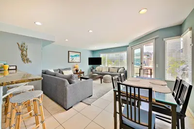 Image de 2-Story Duplex w\/Private Patio, Gas Grill, Washer\/Dryer, & WiFi - Walk to Beach