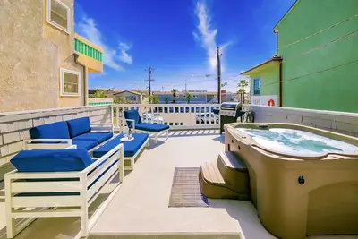 Image de Snowbird-friendly duplex steps to beach with deck, balcony & private hot tub
