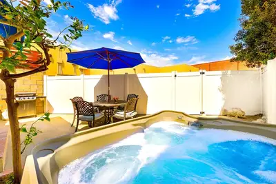 Image de Beach home with perfect location steps to sand & private hot tub