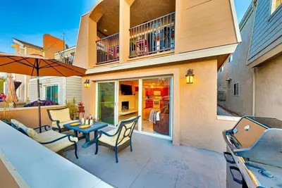 Image de Beach Condo Compound, 2 Units in 1, Steps to Water + Dining