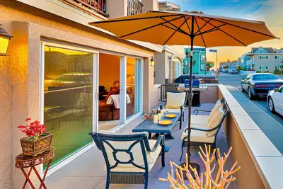 Image de Beach Home, Steps to Water + Dining w/ Outdoor Living