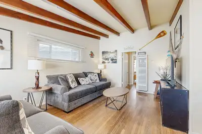 Image de Fantastic Home, Steps to Beach & Bay w/ Bbq + Deck