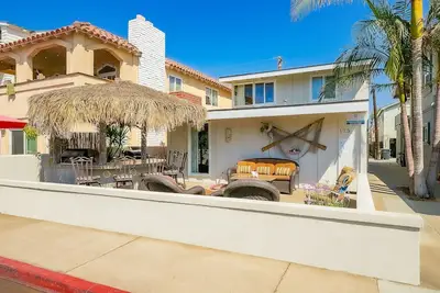 Image de Beautiful duplex compound with outdoor living space - walk to the water