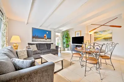 Image de Beautiful home with outdoor living, steps to beach, & deck - snowbirds welcome