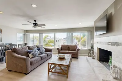 Image de Great Home & Location, Steps to Beach, Walk to All