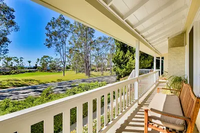 Image de Beautiful beach cottage w\/ ocean views, yard+outdoor living
