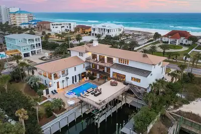 Image de Accueil plus grand Holiday Isle! Théâtre, piscine privée, bateau glisse, gymnase, salle de jeux
