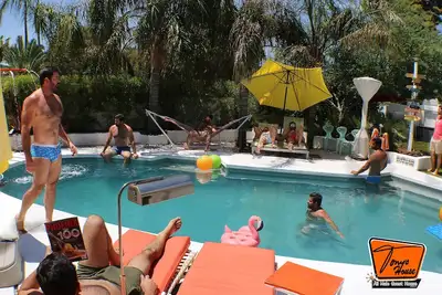 Image de Big Rv, next to clothing optional pool and hot-tub, at tony's house