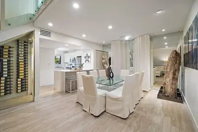 Image de Tastefully modern, yet comfortably coastal.