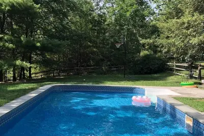 Image de Mountainside home, with pool, deck & 3mins to Woodstock