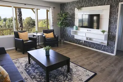 Image de Over the Oaks - Great View - Whole Home - Stylish