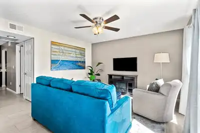 Image de Totally updated townhome 2 blocks from beach. pool and tennis courts