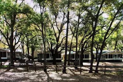 Image de Charming Cottage by the Lake!