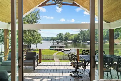 Image de Incredible Lakefront Sunsets at the completely renovated Paradise Pointe
