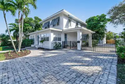 Image de Top Rated Coastal Charm Family Estate | Sleeps 16!