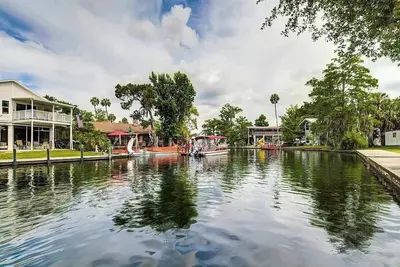 Image de Tiki Tropical Retreat - directly on the clear Weeki Wachee River (not a canal)