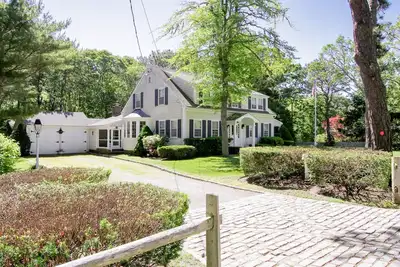 Image de Coastal Retreat w/ Sunroom & Yard – Walk to Private Beach & Harwich Port