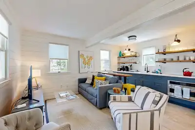 Image de Pristine cottage with charming screened porch & balcony - steps to the Boatslip