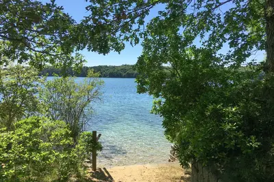 Image de Bright and airy retreat with deck & sunroom - short walk to lakes