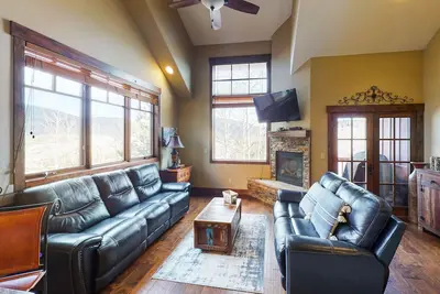Image de Upgraded Rocky Mountain Classic w/Private Hot Tub & Game Room, Free WiFi