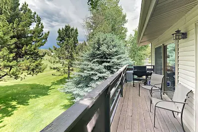 Image de Lovely mountain condo overlooking golf course with WiFi & private washer/dryer