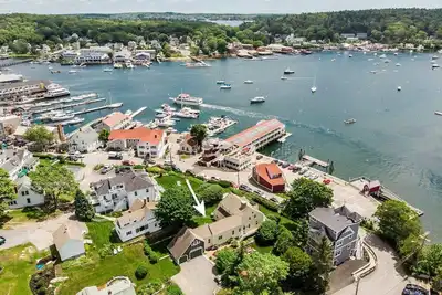 Image de All-suite Boothbay Harbor home with deck, ocean views, and fireplaces
