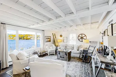 Image de Downtown Waterfront Cottage on the Shore of Mill Cove w/ Lovely Views