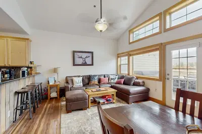 Image de Sunny & Spacious Condo in Downtown Dillon, Fireplace, WiFi