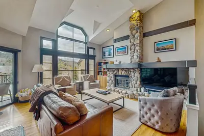 Image de Panoramic mountain-view ski-in/ski-out townhome on world-class slopes