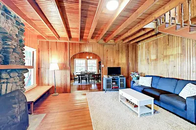 Quintessential Maine Green Gables Oceanfront Cottage w\/ Secluded Beach