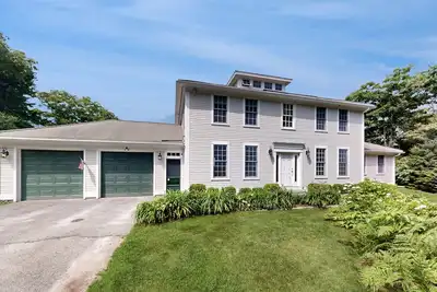 Image de Expansive Modern Home w/ Ocean View, Gorgeous Garden & Multiple Sitting Areas